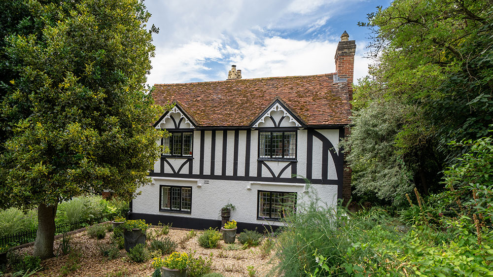 Listed cottage with reclaimed Cotswold stone tile roof